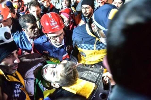 Son Dakika! 21 Kişinin Can Verdiği Kartal'daki Binanın Enkazından Sağ Çıkarılan 9 Yaşındaki Çocuğun Kurtarılma Anı Ortaya Çıktı Kartal'daki Binanın Enkazından Sağ Çıkarılan 9 Yaşındaki Çocuğun Kurtarılma Anı Ortaya Çıktı