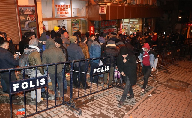 İş Başvurusu Yapmak İsteyen Binlerce Vatandaş, Battaniyesini Alıp Geceden Kuyruğa Girdi