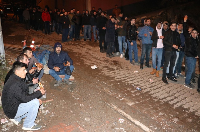 İş Başvurusu Yapmak İsteyen Binlerce Vatandaş, Battaniyesini Alıp Geceden Kuyruğa Girdi