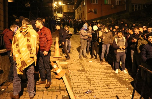 İş Başvurusu Yapmak İsteyen Binlerce Vatandaş, Battaniyesini Alıp Geceden Kuyruğa Girdi