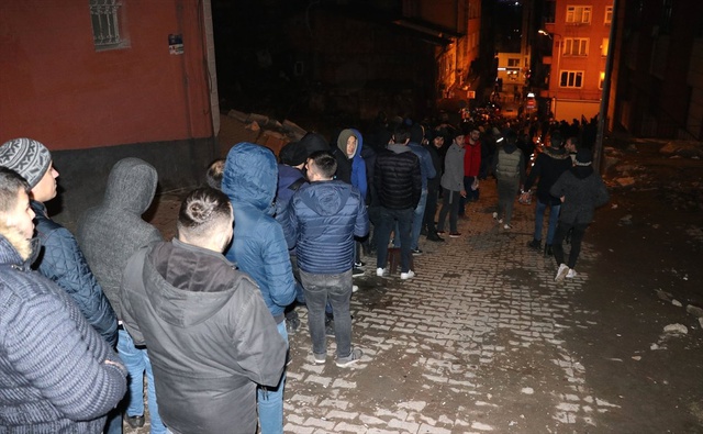 İş Başvurusu Yapmak İsteyen Binlerce Vatandaş, Battaniyesini Alıp Geceden Kuyruğa Girdi