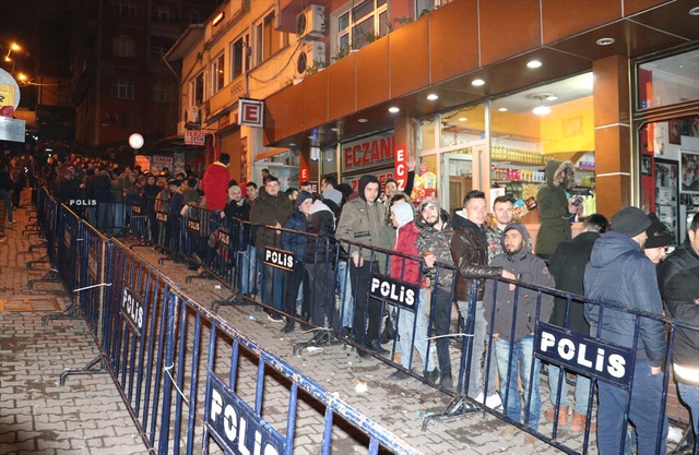 İş Başvurusu Yapmak İsteyen Binlerce Vatandaş, Battaniyesini Alıp Geceden Kuyruğa Girdi