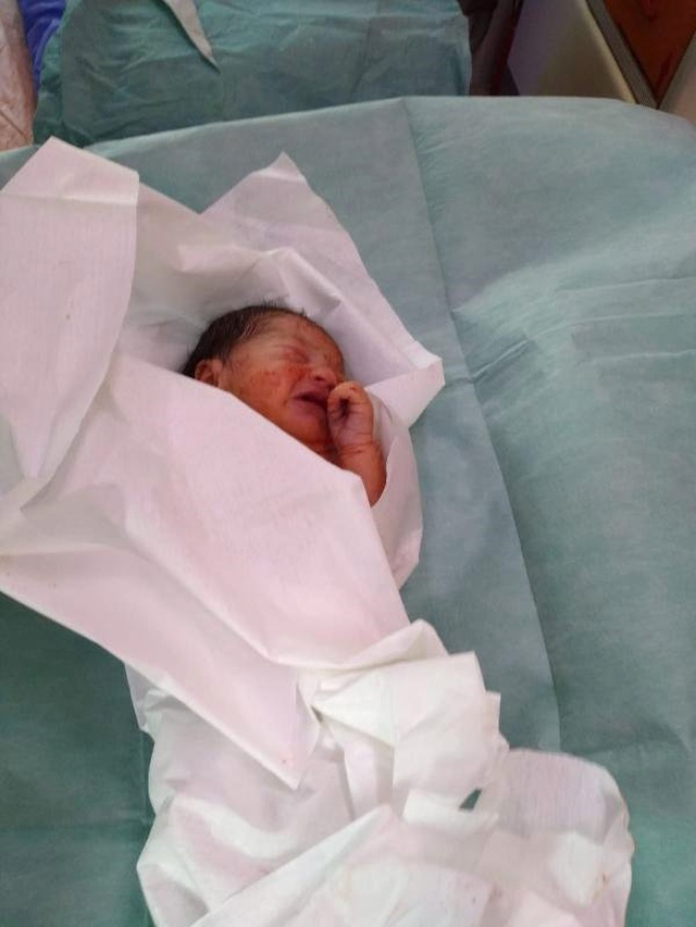 Oyun Oynayan Çocuklar, Çuvalla Boş Araziye Bırakılmış Yeni Doğan Bebek Buldu