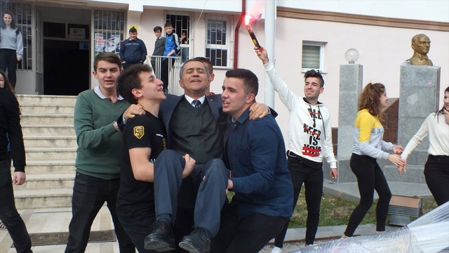 Emekliye Ayrılan Öğretmene, Öğrencilerinden Unutulmaz Uğurlama!