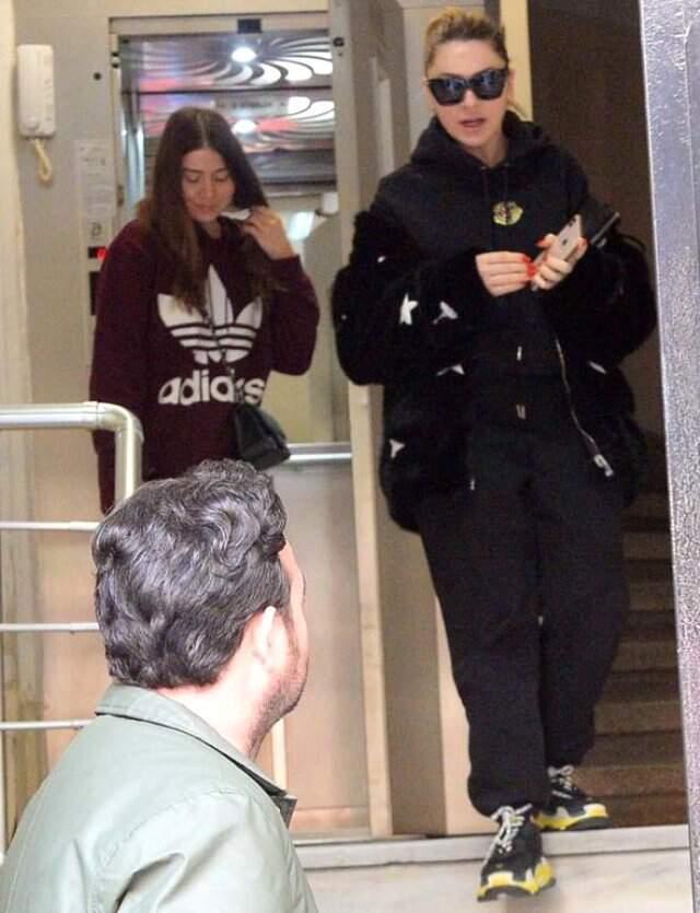 Hadise'nin Şoförü Aracı Uygunsuz Yere Çektiği İçin Ceza Yedi