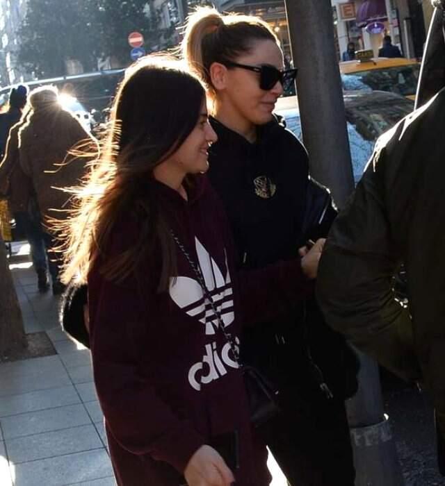 Hadise'nin Şoförü Aracı Uygunsuz Yere Çektiği İçin Ceza Yedi