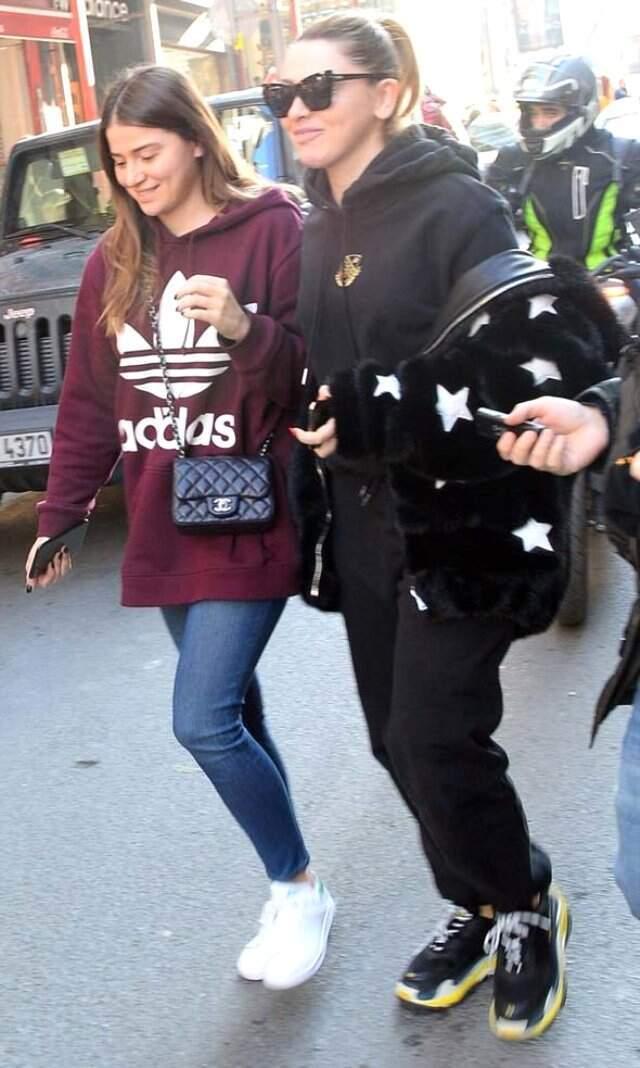 Hadise'nin Şoförü Aracı Uygunsuz Yere Çektiği İçin Ceza Yedi