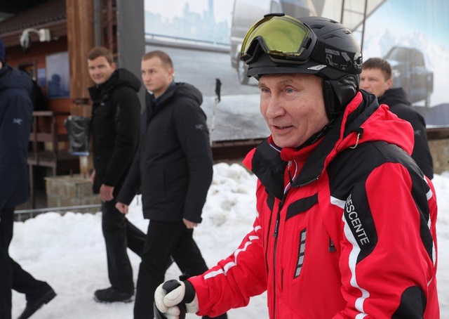 Rusya'nın 66 Yaşındaki Devlet Başkanı Putin, Kayak Performansıyla Gençlere Taş Çıkarttı