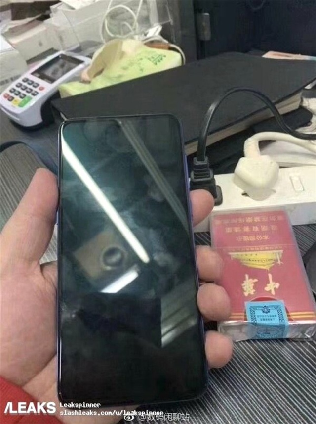 Xiaomi mi 9, Üçlü Arka Kamerası ile Kanlı Canlı Görüntülendi