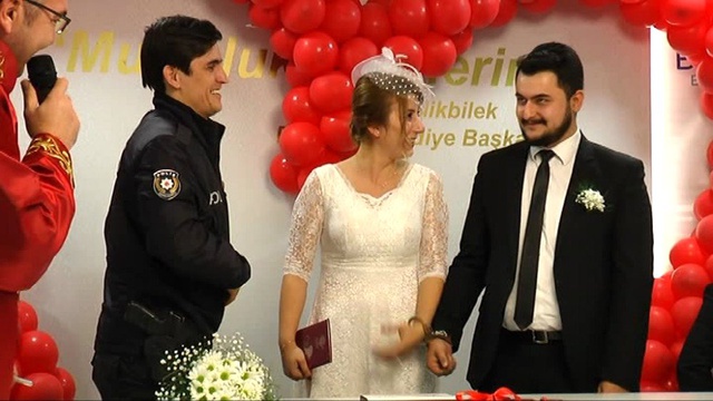 14 Şubat Sevgililer Günü'nende Kelepçeli Nikah Töreni