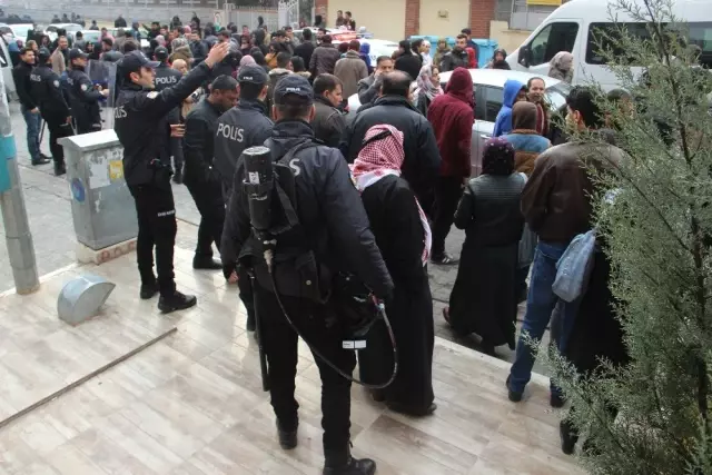 Avrupa'ya Mülteci Alınacağı Yalanı Binlerce Suriyeliyi Derneğin Kapısına Yığdı