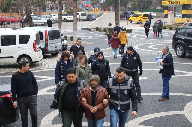 Uyuşturucu Ticareti Yapan Baba-Kız, Çıkarıldıkları Mahkemece Tutuklandı