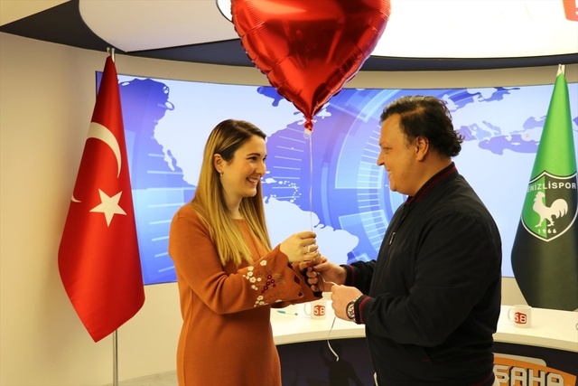 Spor Sunucusu, Canlı Yayında Sevgilisine Evlilik Teklifi Yaptı