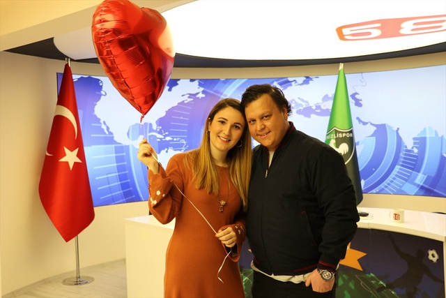 Spor Sunucusu, Canlı Yayında Sevgilisine Evlilik Teklifi Yaptı