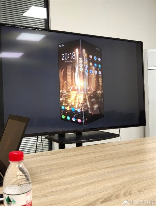 Dün Bir Bugün İki: İqoo'nun Katlanabilir Telefonu Ortaya Çıktı