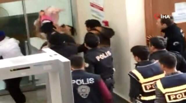 Duruşma Sonrası Öfkeli Kadın Bebeğini Polislerin Üzerine Fırlatmaya Kalktı Adliyede Öfkelenen Kadın, Bebeğini Polislerin Üzerine Attı