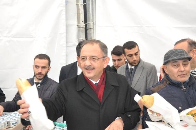 Özhaseki, Kılıçdaroğlu'ndan Kazandığı Tazminatla Ankara'da Vatandaşlara Döner Dağıttı