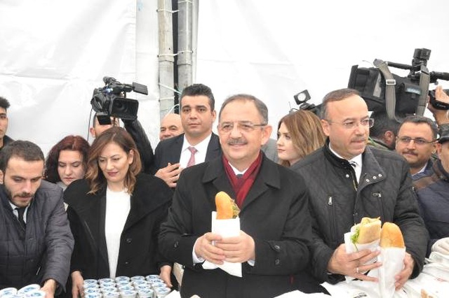 Özhaseki, Kılıçdaroğlu'ndan Kazandığı Tazminatla Ankara'da Vatandaşlara Döner Dağıttı
