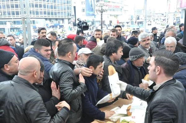Özhaseki, Kılıçdaroğlu'ndan Kazandığı Tazminatla Ankara'da Vatandaşlara Döner Dağıttı