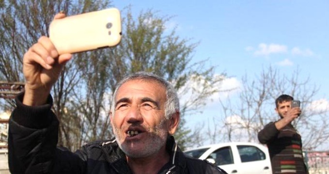 Genç Aşık İntihara Kalkıştı, Vatandaşların Derdi ise Video Çekmek Oldu