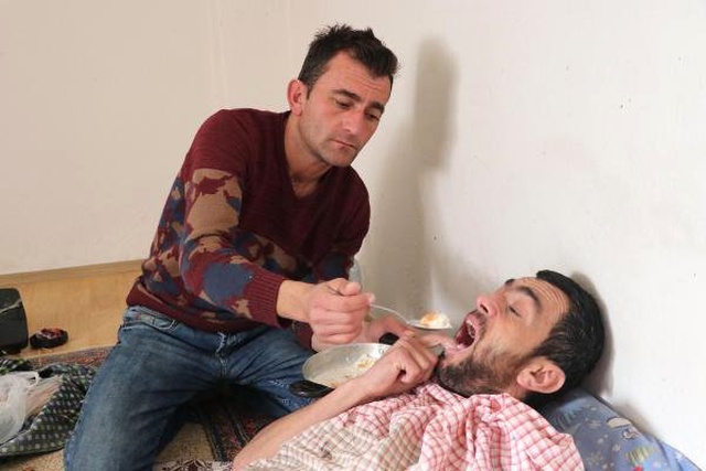 Tanısı Konulamayan Hastalığı Nedeniyle Elini Ağzından Çıkaramıyor