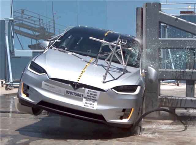 Tesla Model X'in Mükemmel Çarpışma Testi Sonuçlarının Sırrı Ne? (Video)