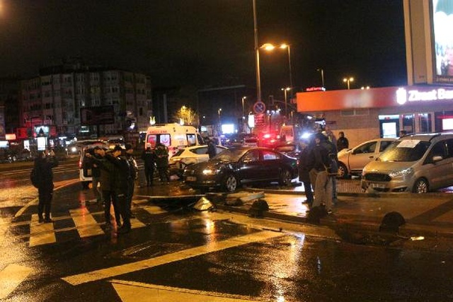 Çarpışan Araçların, Park Halindeki Otomobillerin Üzerine Savrulduğu Kazada Faciadan Dönüldü
