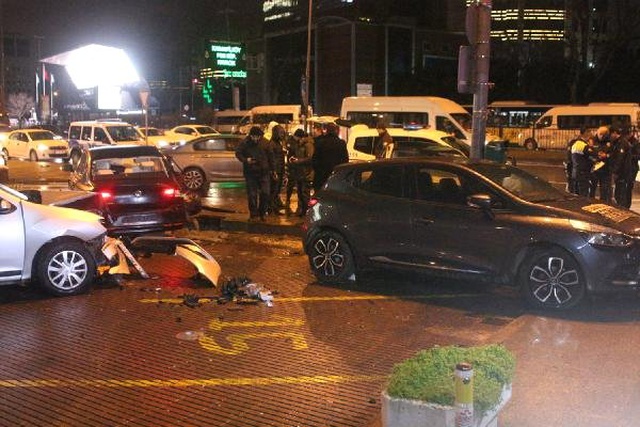 Çarpışan Araçların, Park Halindeki Otomobillerin Üzerine Savrulduğu Kazada Faciadan Dönüldü