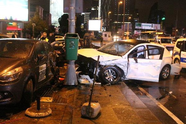 Çarpışan Araçların, Park Halindeki Otomobillerin Üzerine Savrulduğu Kazada Faciadan Dönüldü