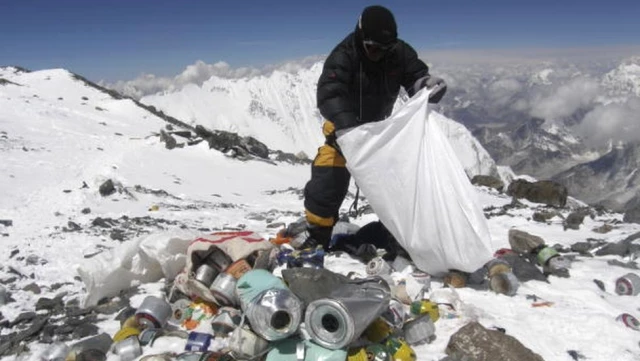 Çin, Everest'teki Kampı Tırmanma İzni Olmayan Turistlere Kapattı
