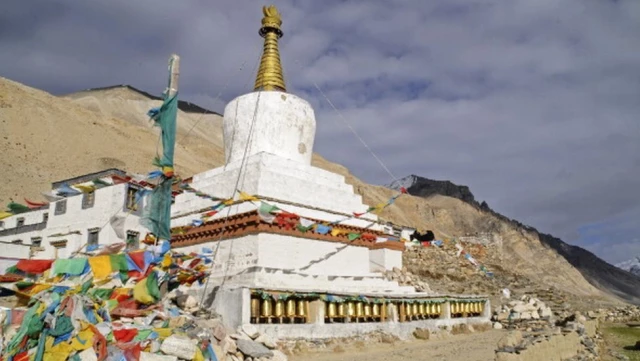 Çin, Everest'teki Kampı Tırmanma İzni Olmayan Turistlere Kapattı