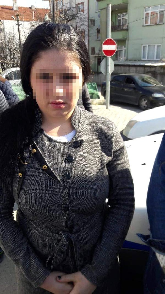 Hırsızlık Yaparken Tanınmamak İçin Başörtüsü Takan Genç Kızlar, Yakayı Ele Verdi