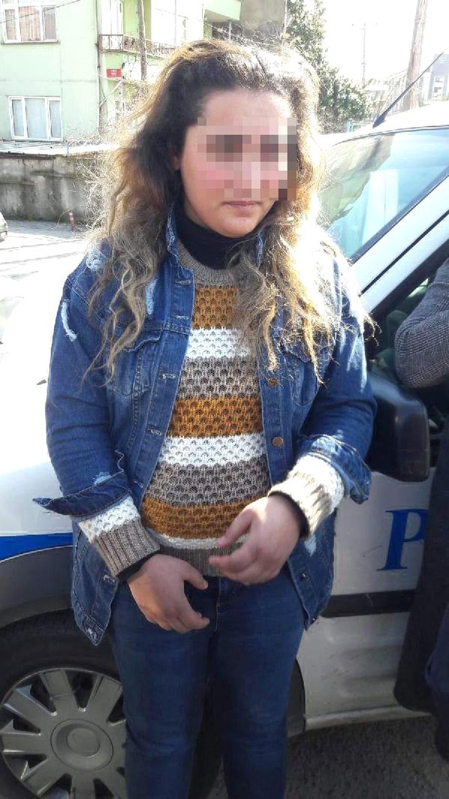 Hırsızlık Yaparken Tanınmamak İçin Başörtüsü Takan Genç Kızlar, Yakayı Ele Verdi