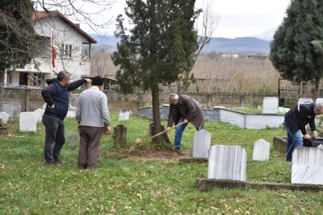 İmamın 'Bebek Bir Günlük Değildi' Sözlerinden Şüphelenen Baba, 40 Yıl Sonra Oğlunun Mezarını Açtırdı İmamın