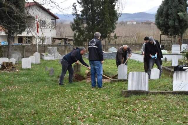 İmamın 'Bebek Bir Günlük Değildi' Sözlerinden Şüphelenen Baba, 40 Yıl Sonra Oğlunun Mezarını Açtırdı İmamın