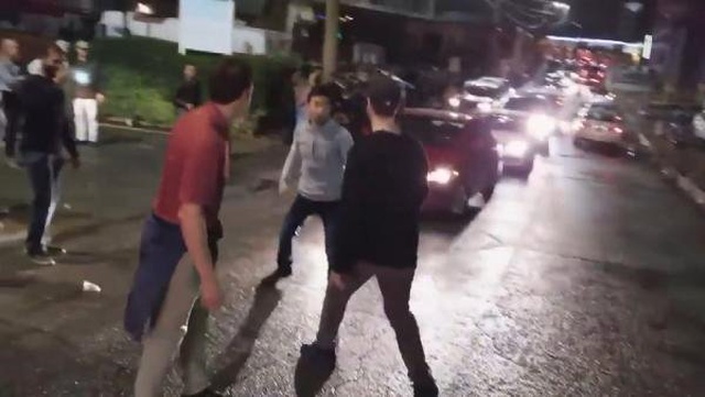 Kavgada Aldığı Darbeyle Bayılan Gencin, Yüzündeki İfade Olay Oldu