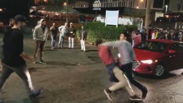 Kavgada Aldığı Darbeyle Bayılan Gencin, Yüzündeki İfade Olay Oldu