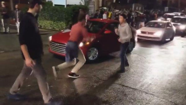 Kavgada Aldığı Darbeyle Bayılan Gencin, Yüzündeki İfade Olay Oldu