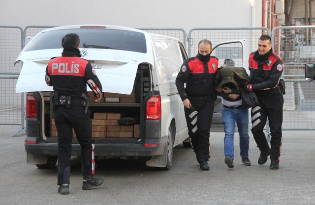 Şüphe Üzerine Durdurulan Ticari Araçtan Cephanelik Çıktı