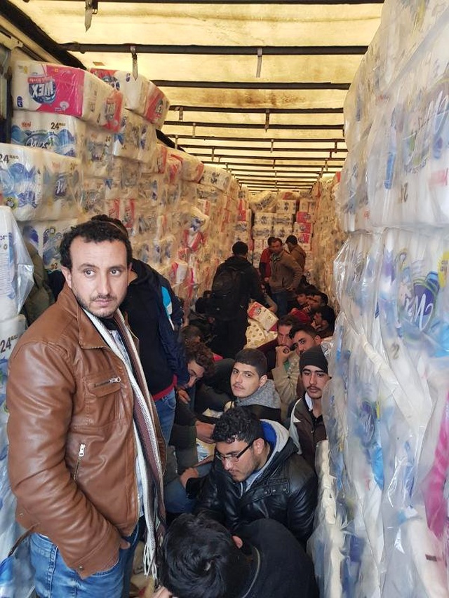 Polisin Durdurduğu TIR'daki Tuvalet Kağıtlarının Arasından 33 Kaçak Göçmen Çıktı