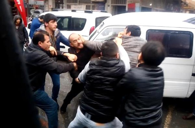 Yol Ortasında Tekme Tokat Kavga! Yolcular Her Şeyi Kaydetti