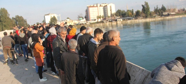 Küçük Kız Köprüden Atladı Meraklı Vatandaşlar Fotoğraf Çektirdi
