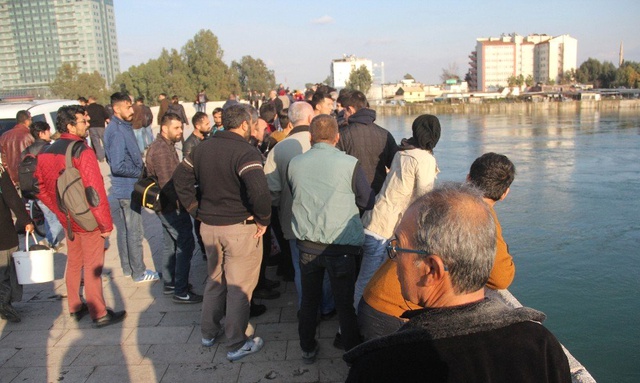 Küçük Kız Köprüden Atladı Meraklı Vatandaşlar Fotoğraf Çektirdi