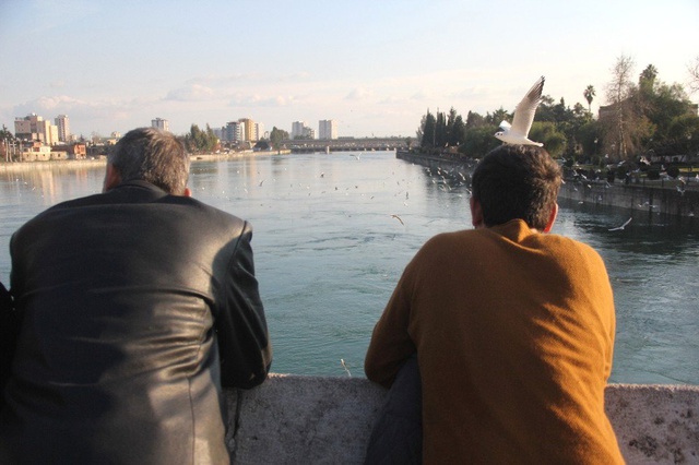 Küçük Kız Köprüden Atladı Meraklı Vatandaşlar Fotoğraf Çektirdi