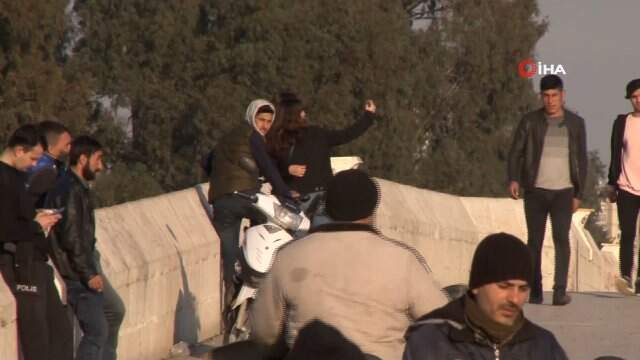 Küçük Kız Köprüden Atladı Meraklı Vatandaşlar Fotoğraf Çektirdi Küçük Kız Köprüden Atladı Meraklı Vatandaşlar Fotoğraf Çektirdi
