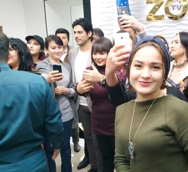 Özbekistan'daki Kadın Hayranlarıyla Yemek Yiyen Burak Özçivit, 2 Milyon TL Kazandı