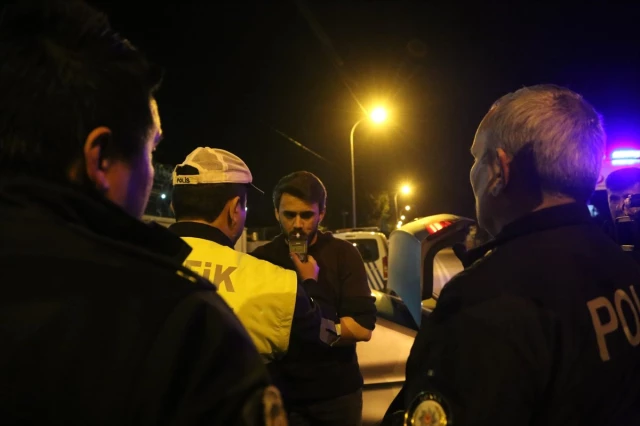 Polisten Kaçarken Emniyetin Nizamiye Kapısına Çarpan Alkollü Sürücü: Kolumu Emniyete Alın