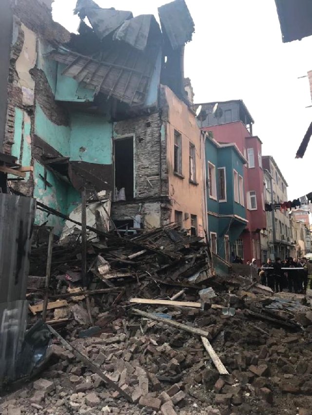 İstanbul'da Yine Aynı Korku! Balat'ta 4 Katlı Bina Çöktü