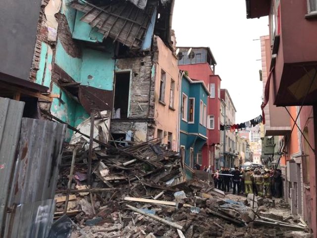 İstanbul'da Yine Aynı Korku! Balat'ta 4 Katlı Bina Çöktü