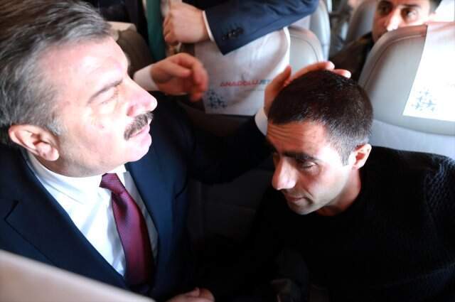 Uçakta Fenalaşan Yolcuya İlk Müdahaleyi Sağlık Bakanı Fahrettin Koca Yaptı